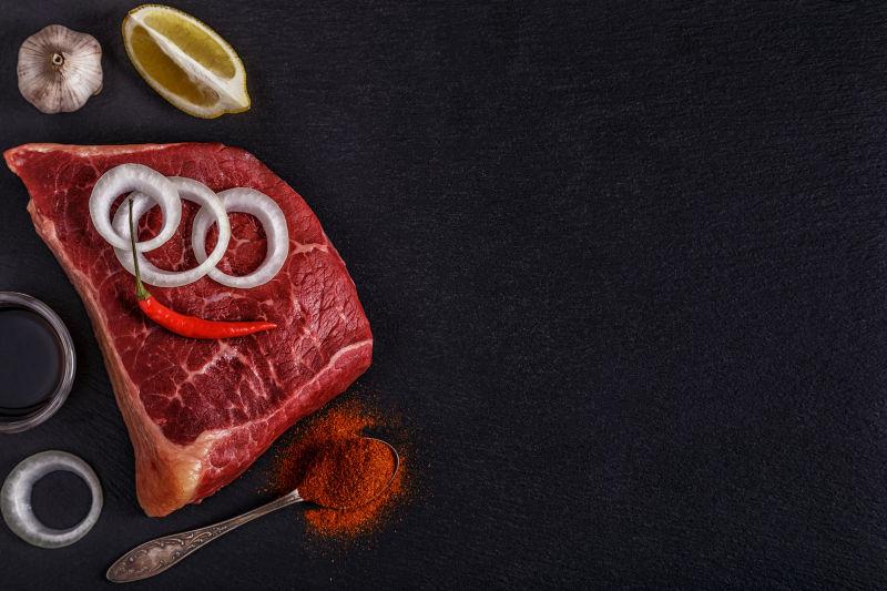 桌子上新鲜的生牛排