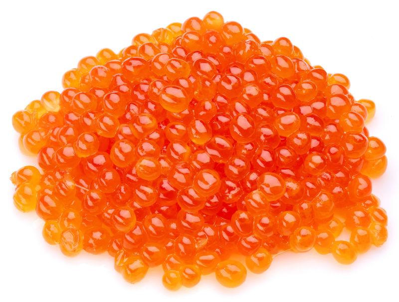 白色背景中的鱼子酱