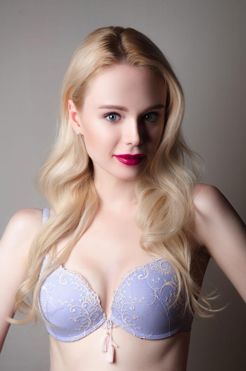 金发的迷人年轻女子