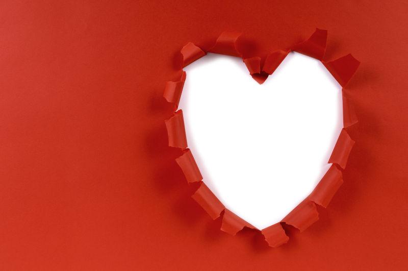 红色背景上被撕开的心形孔洞