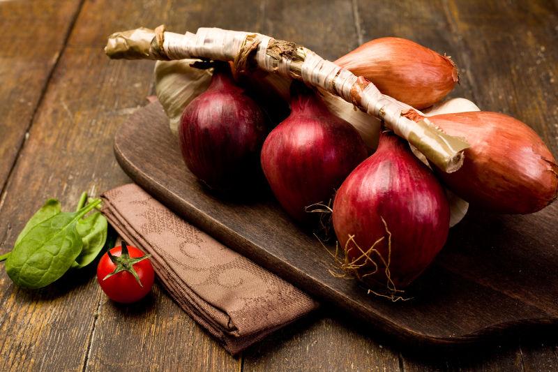 木板上的红洋葱和黄洋葱