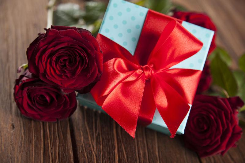 礼品盒旁边的红玫瑰