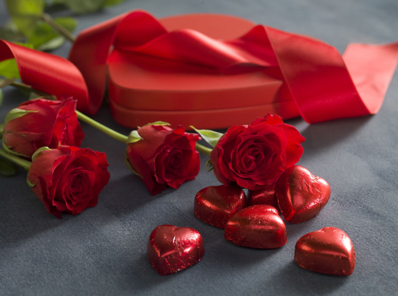 红玫瑰巧克力与礼品盒