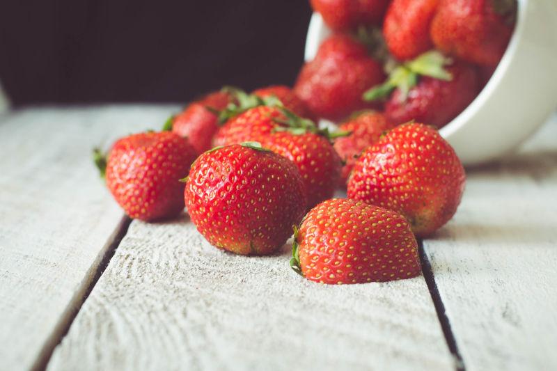 新鲜成熟的草莓在木桌上