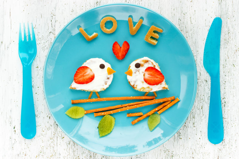 蓝色餐具上的情人节浪漫早餐