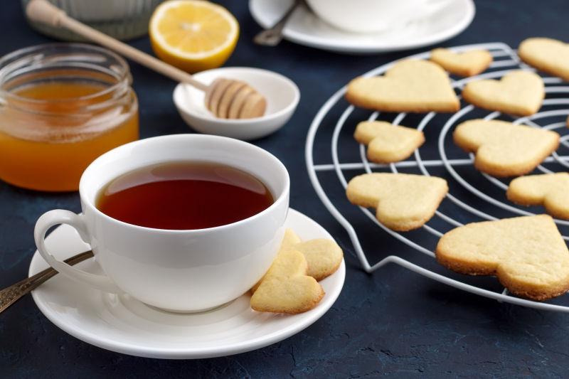 情人节的茶和心形饼干