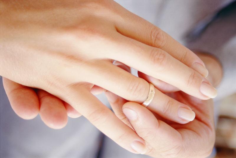 手上的结婚戒指