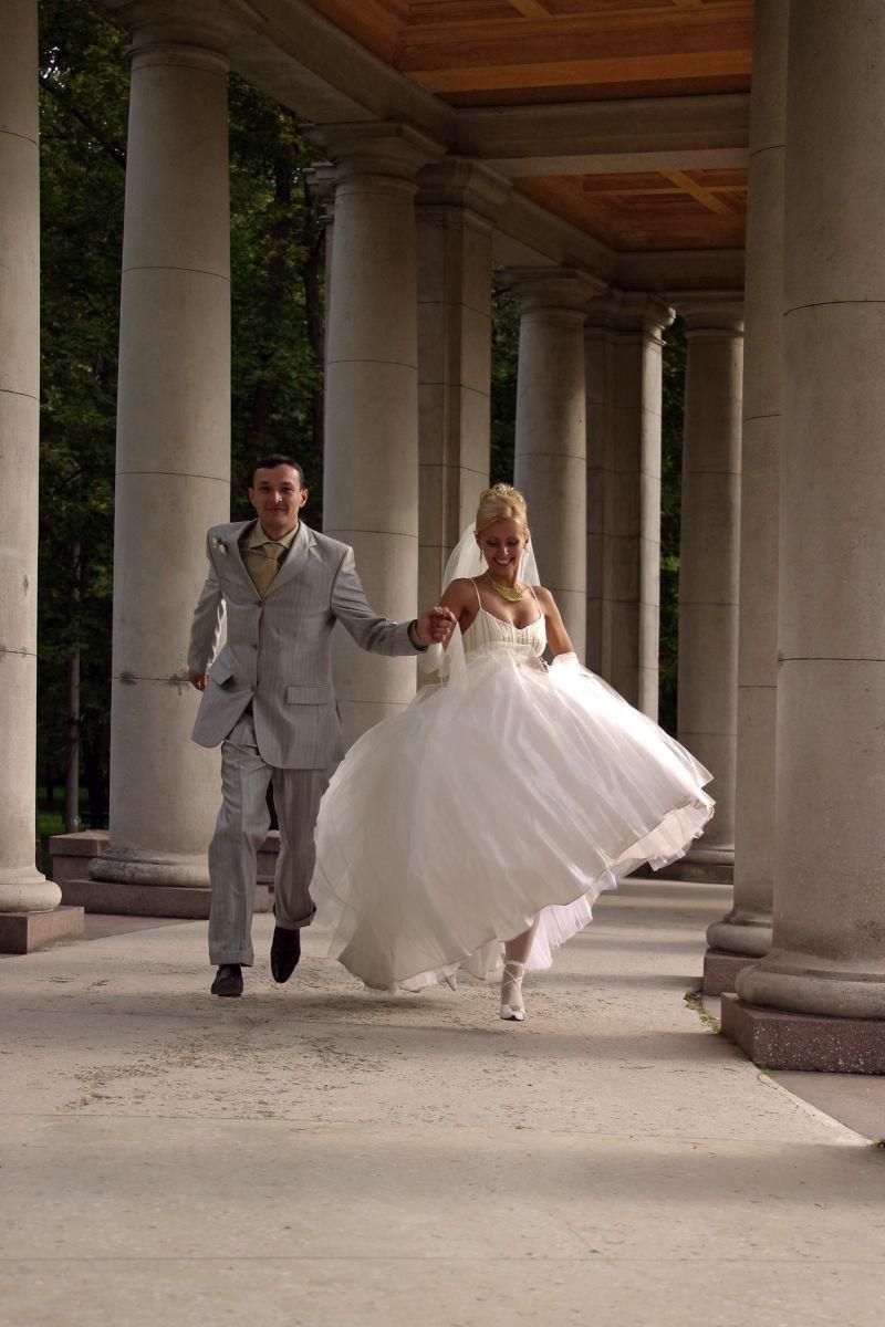 奔跑的新婚夫妇