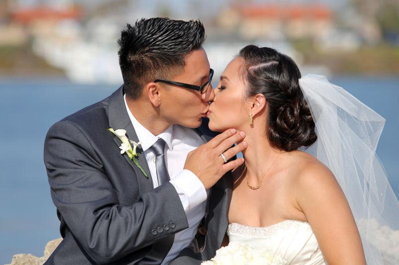 拍婚纱的新娘新郎