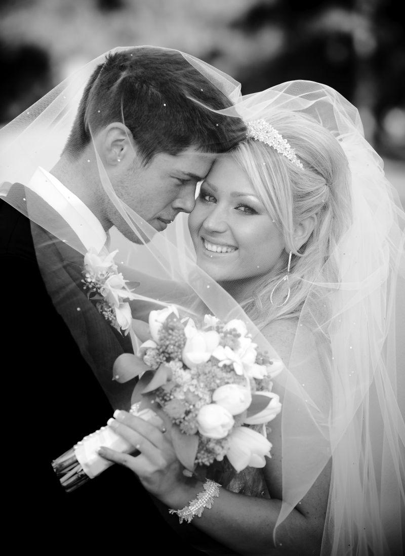 快乐的新娘和新郎