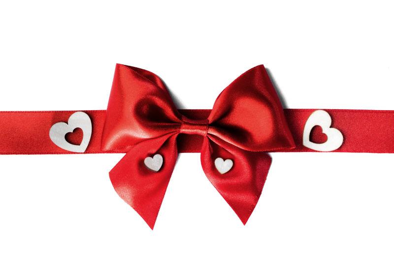 白色背景下的带心形的红丝绸