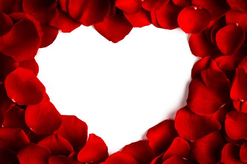 红色花瓣装饰的心形