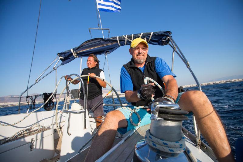 帆船运动爱好者在海面上驾驶帆船