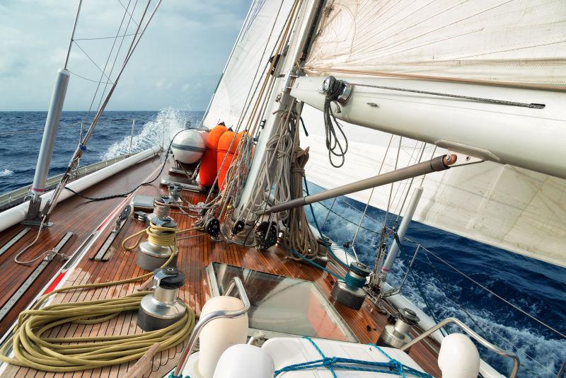 海面上的帆船和帆船上的物品