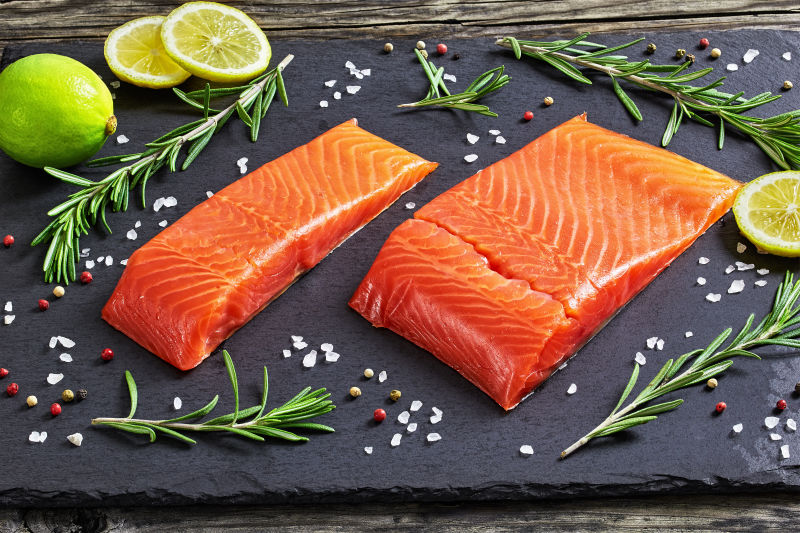 黑色石板上的鱼肉