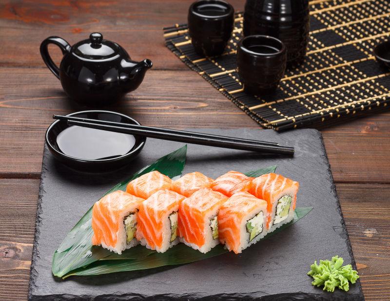 一盘三文鱼寿司卷