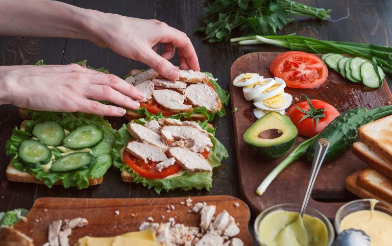 厨房背景中制作三明治的厨师