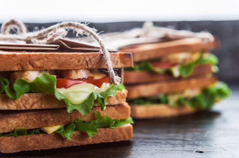 木桌面上的美味三明治