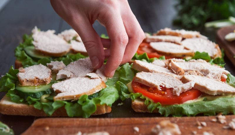 木制桌面上的三明治