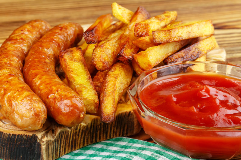 砧板上的薯条和烤肠