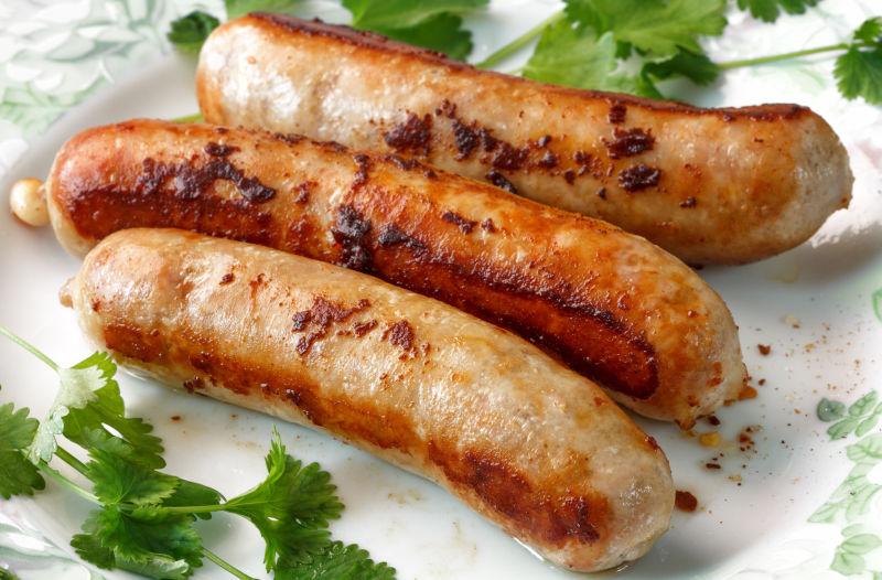 盘子里的烤肠和香菜