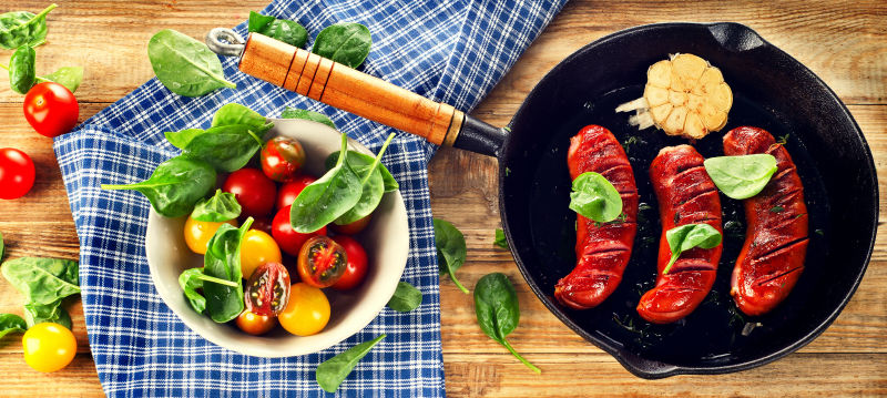 煎锅里的香肠和番茄