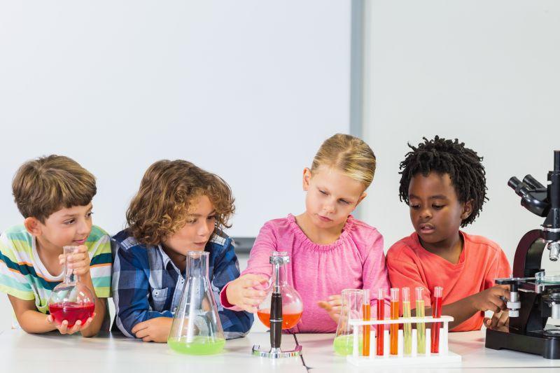 做实验测试的孩子