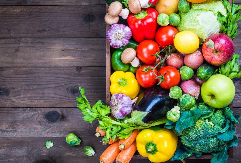 木桌上的新鲜健康蔬菜