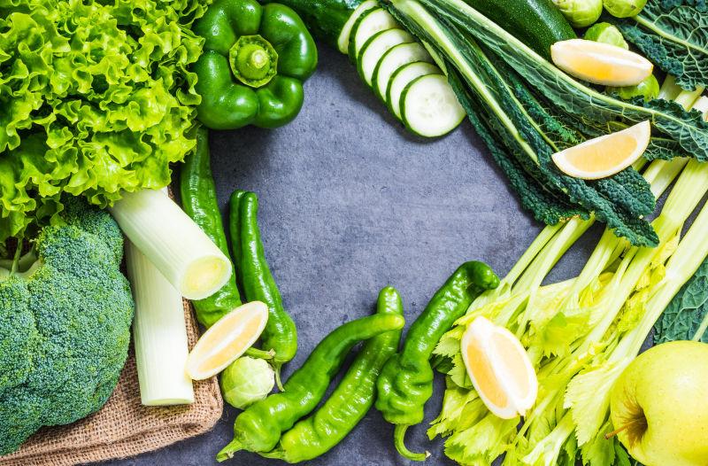 桌子的不同品种的新鲜蔬菜