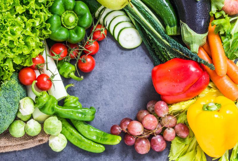 洗好的新鲜蔬菜和水果