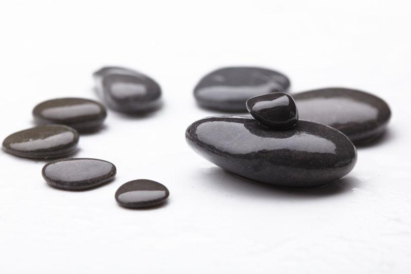 白色背景中光亮的黑色鹅软石