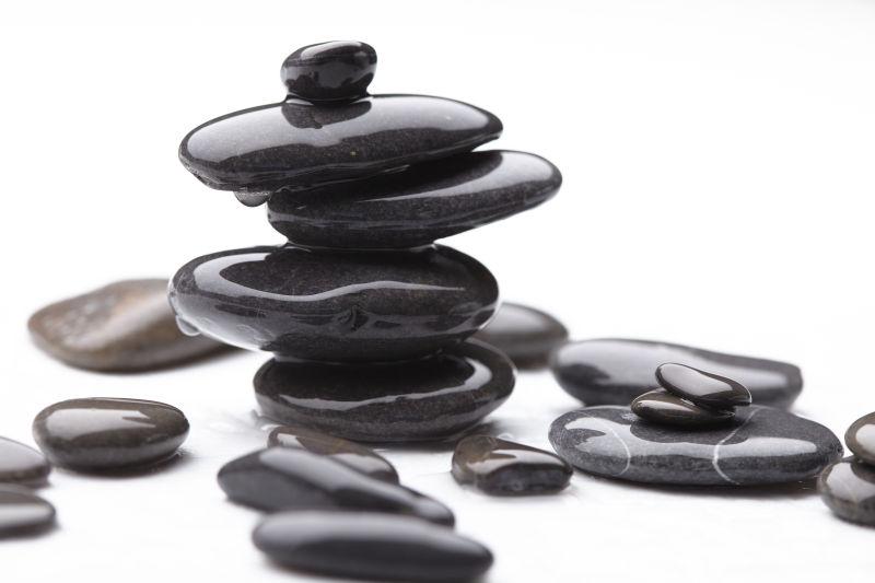 白色背景中的黑色海石