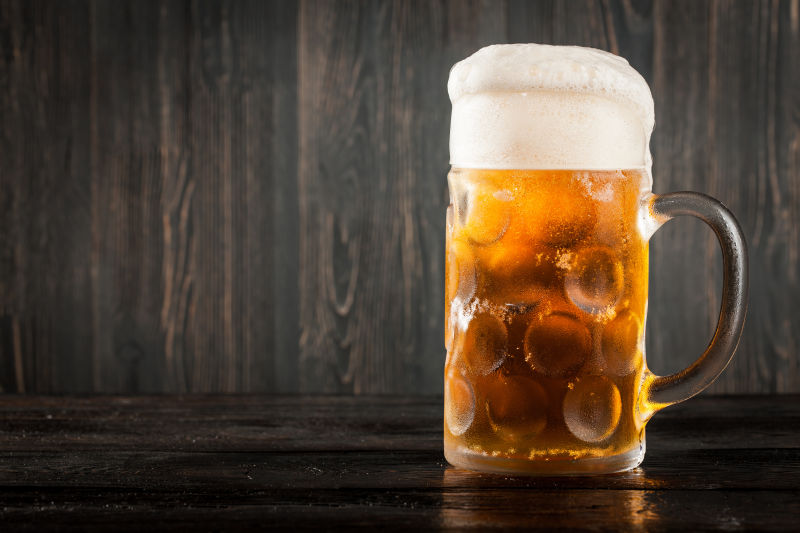 木桌上的一杯啤酒