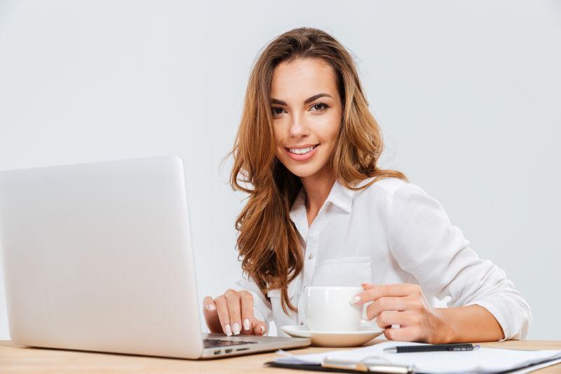 白色办公室用笔记本工作的女职员