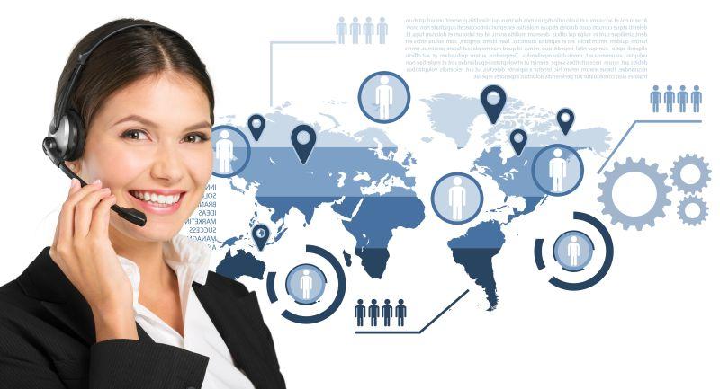 白色背景中带着耳机微笑的女接待员