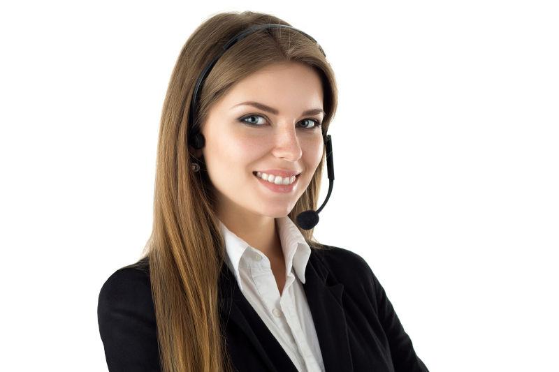 白色背景中微笑的女接待员