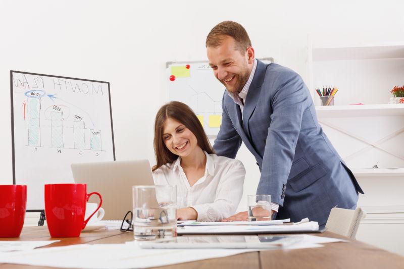 办公室讨论工作的男女同事