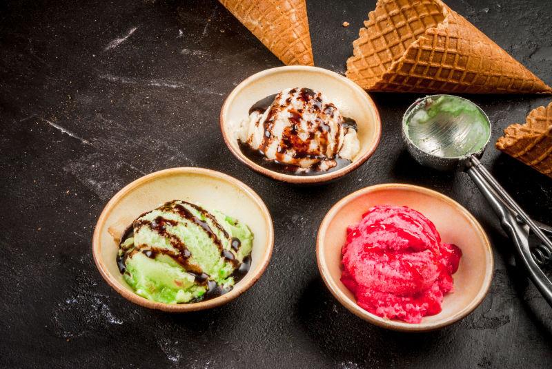 脆皮冰淇淋和浆果粉