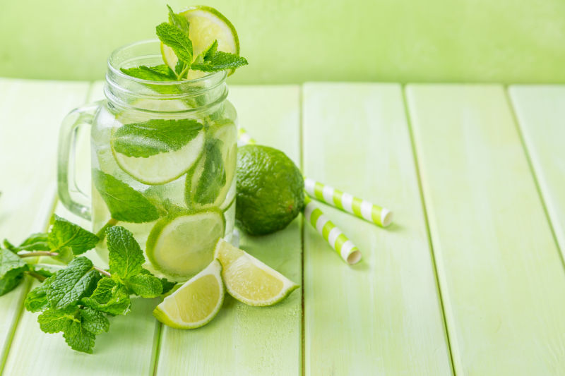 石灰薄荷柠檬排毒水