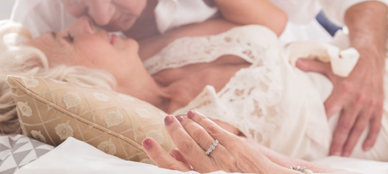 躺在床上激情四溢的老夫妻