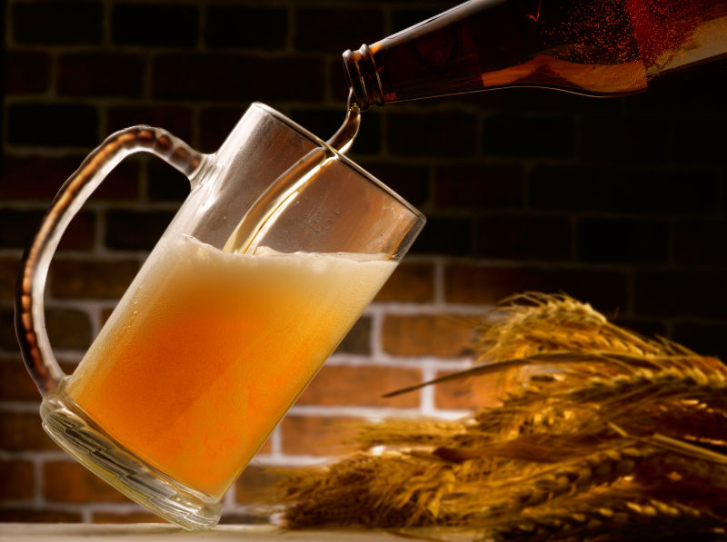 啤酒瓶中倒出的啤酒