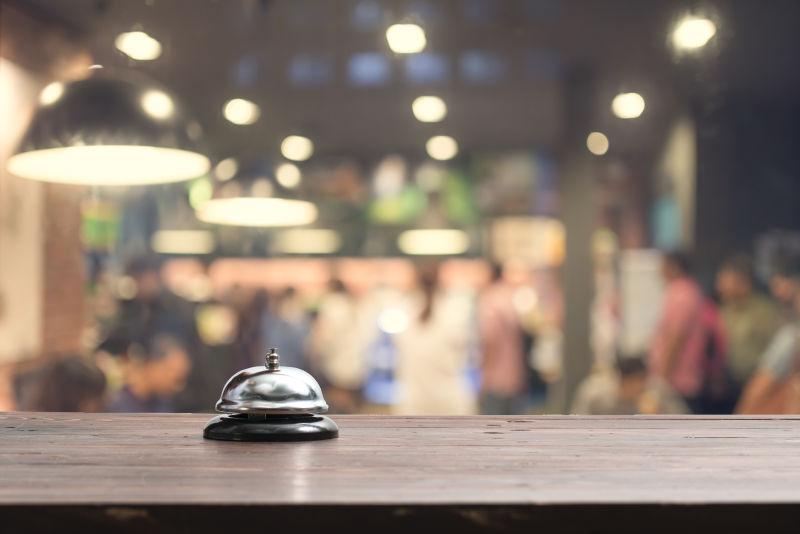 酒吧里的酒吧钟声