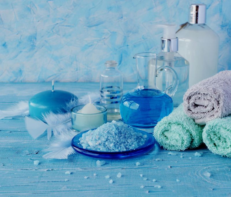 蓝色浴盐与毛巾