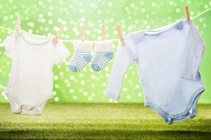 挂在绳子上的婴儿布