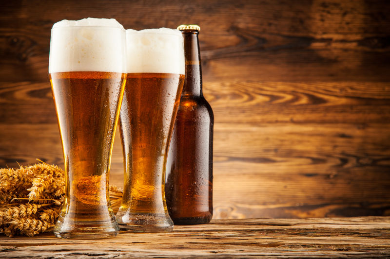 木板上的啤酒杯