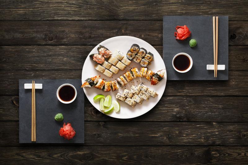 寿司真希和黑色木材卷