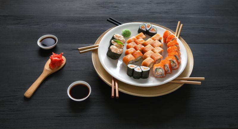 寿司真希和蘸料