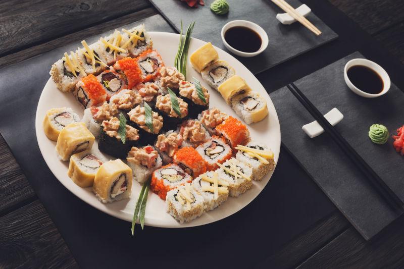 寿司真希和芥末蘸料