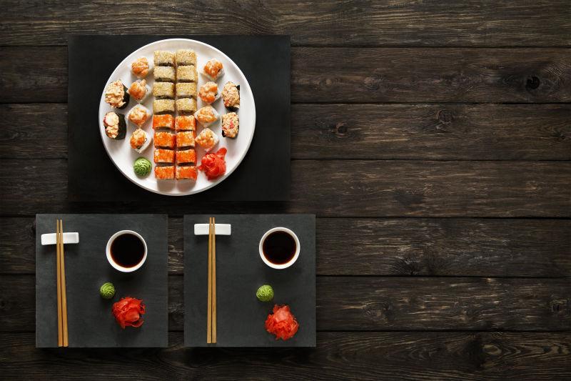 一套寿司真希和卷在乡村木材