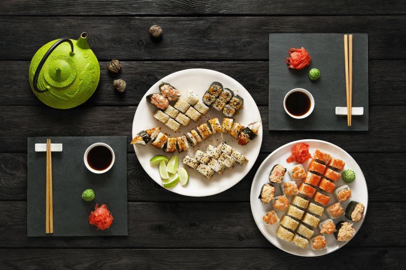 寿司真希和黑色黑色木材卷